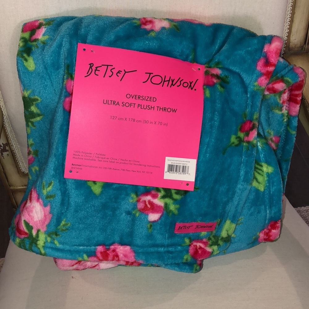 ✨NWT✨ Betsey Johnson ❗️SALE❗️Floral Rose Oversized Plush Throw Blanket - Picture 4 of 11